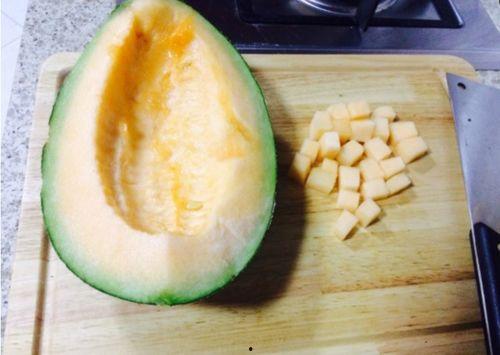 吃哈密瓜可以吃猪蹄吗,美味搭配的饮食探索