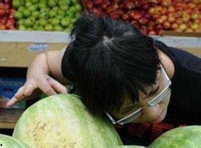 梦见给孙女买瓜吃,温馨一幕，祖孙共享瓜果之乐